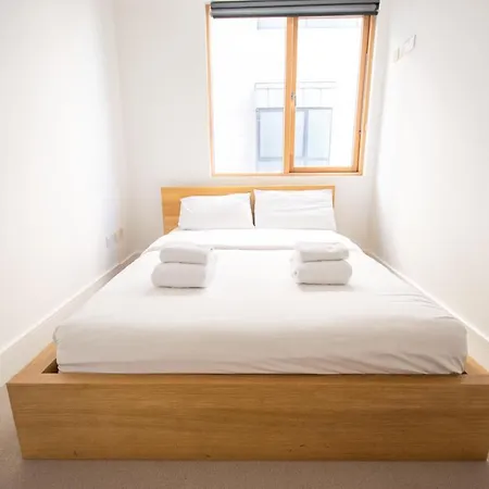Modern 2 Bedroom In City Centre Apartment *