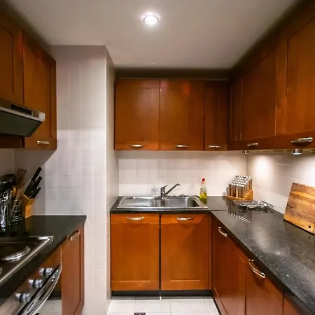 Modern 2 Bedroom In City Centre Lägenhet